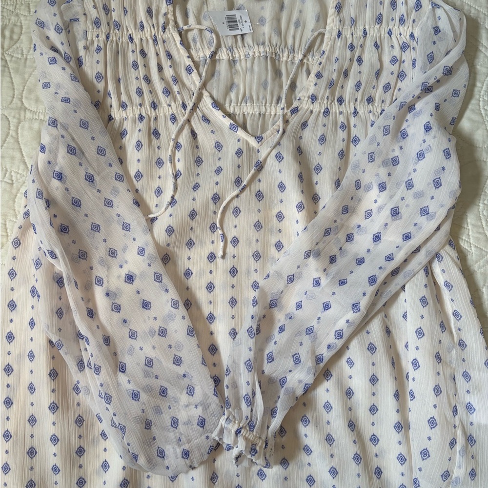 Old Navy Ivory and Navy Top
